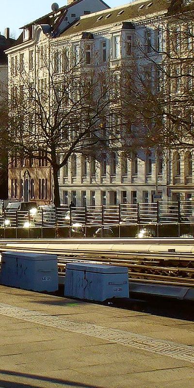 Eisenbahnbruecke Altona Bahnsteig mit Zug